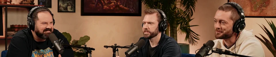 Blizzardin Forever-podcastin osallistujia keskustelemassa mikrofonien äärellä.